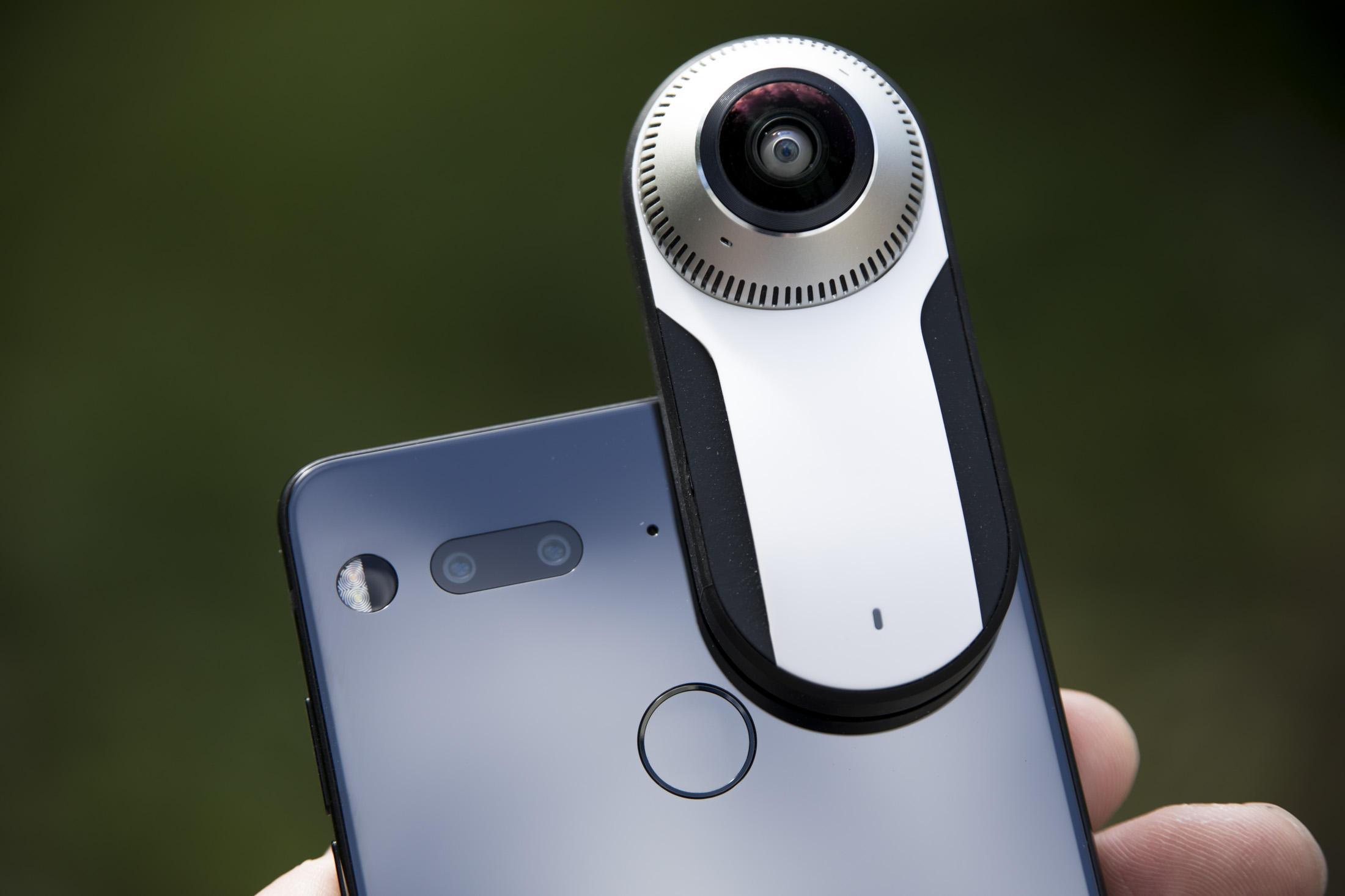 Essential Phone can now stream live to Facebook from the 360 camera add-on