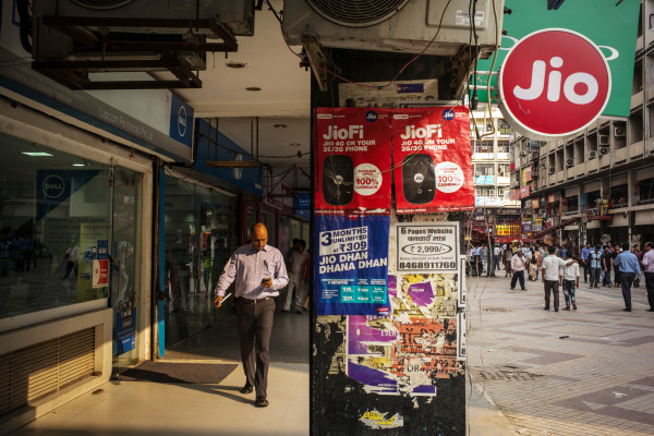 Facebook in talks to acquire stake in top Indian telco Reliance Jio, report says – TechCrunch