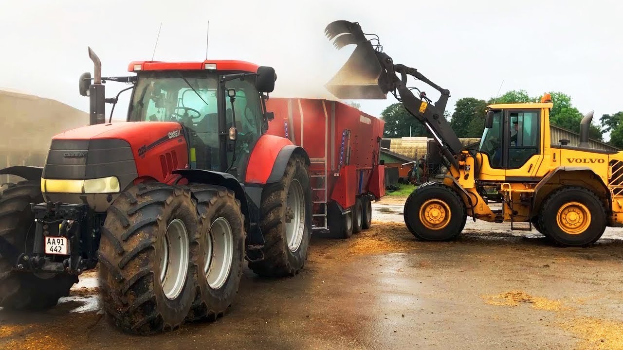 Intelligent Technology VOLVO Loader Automatic Cow Feeding Machine CASE IH 225 Tractor Smart Farming