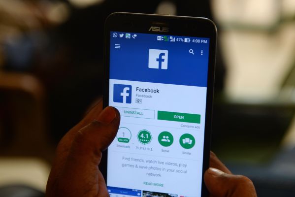 Facebook will show users a pop-up warning before they share an outdated story – TechCrunch