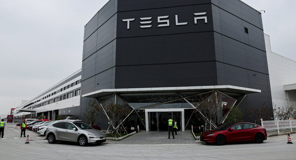 Investors Fret Over Tesla’s $25 Billion A.I. Bet