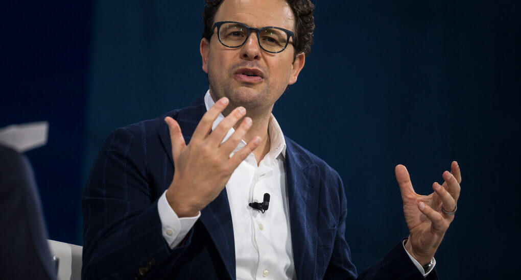 Tech Stocks Tumble After AI Leaders Call for Industry to Slow Down