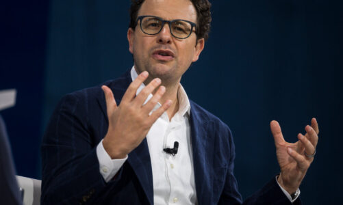 Tech Stocks Tumble After AI Leaders Call for Industry to Slow Down